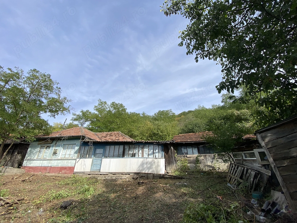Casă bătrânească nelocuibilă cu teren 1700mp-Judet Buzău , Comuna Blajani
