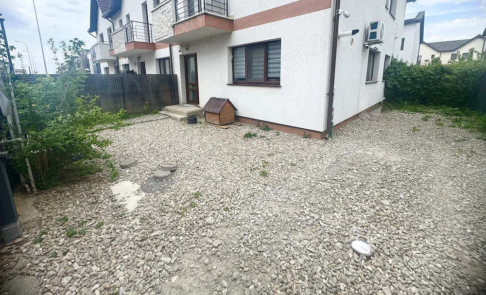 Apartament tip casa si curte privata 75 mp | 2 camere | parcare | Sanpetru langa Coresi