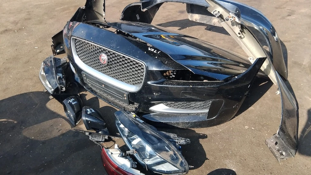 Bara fata Jaguar XE an 2015