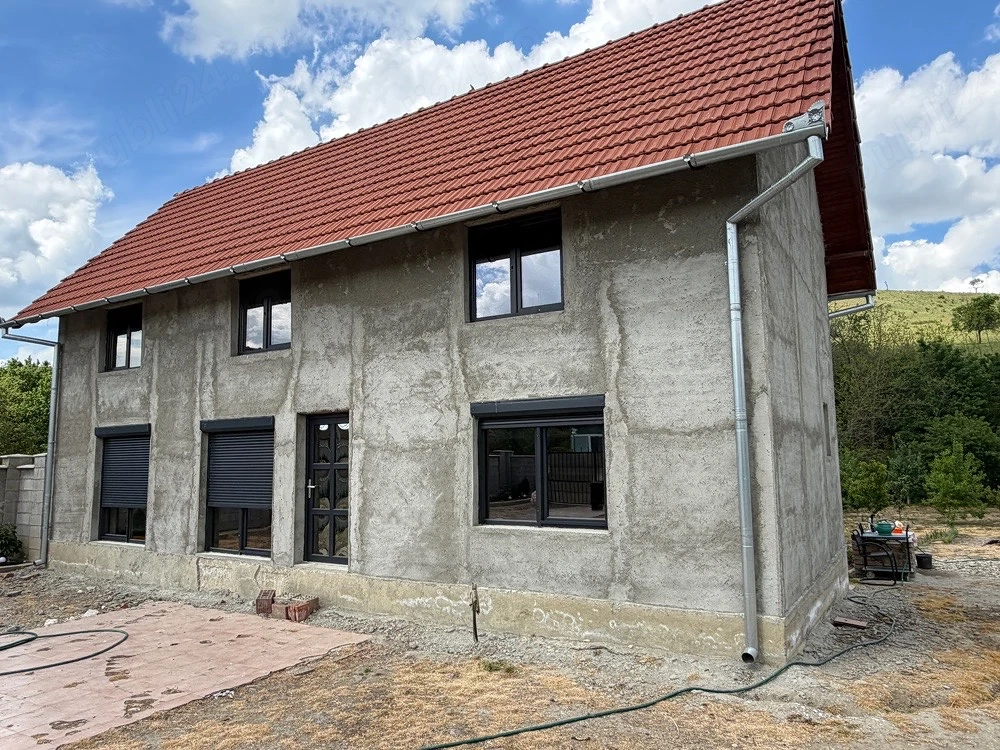 casa cu etaj din caramida in satul visag 