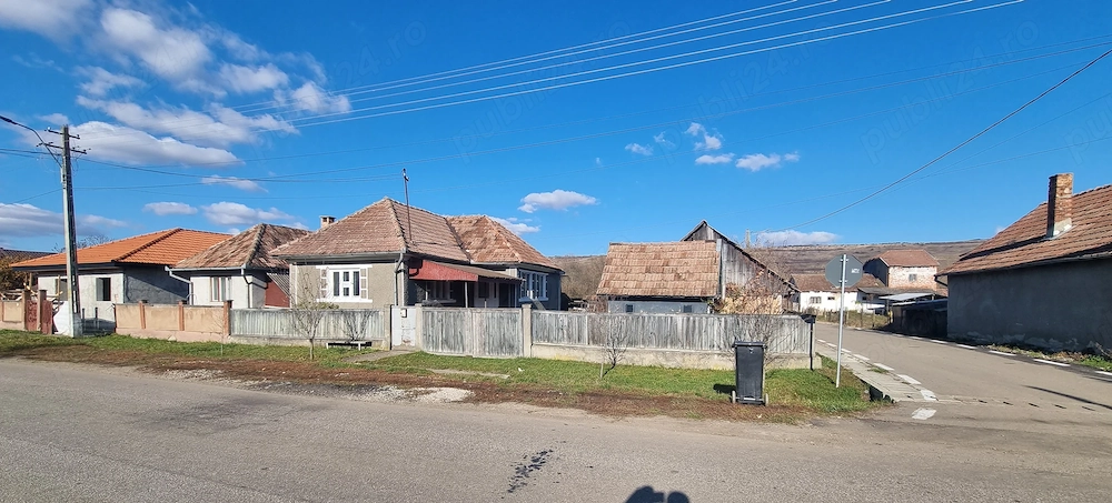 Se vinde casa cu gradina in loc.Dăbâca  ( Catun )  nr 27.