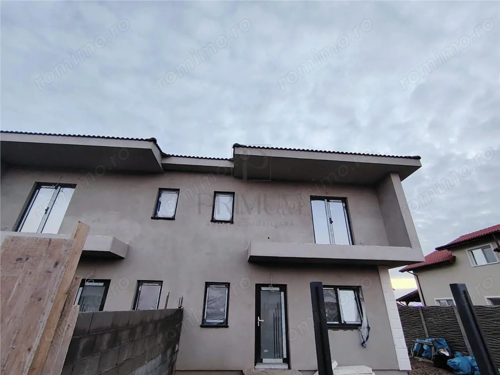 Duplex spatios - zid dublu despartitor - zona in plina dezvoltare.