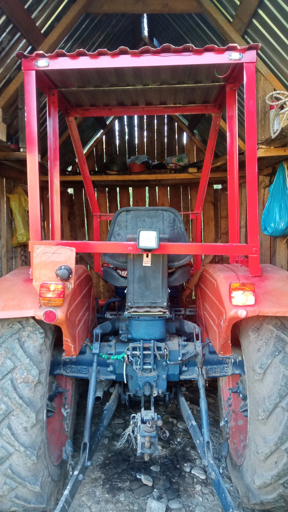 Vând tractor 4x4 