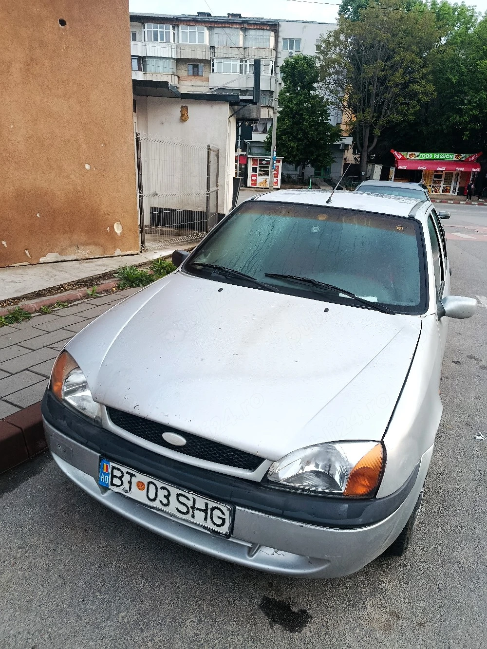 vând ford fiesta 2001