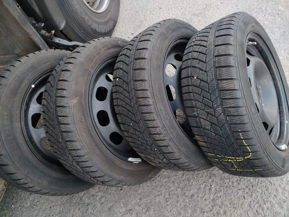 Vând set 4 anvelope de iarnă cu jante tablă, în stare foarte bună.