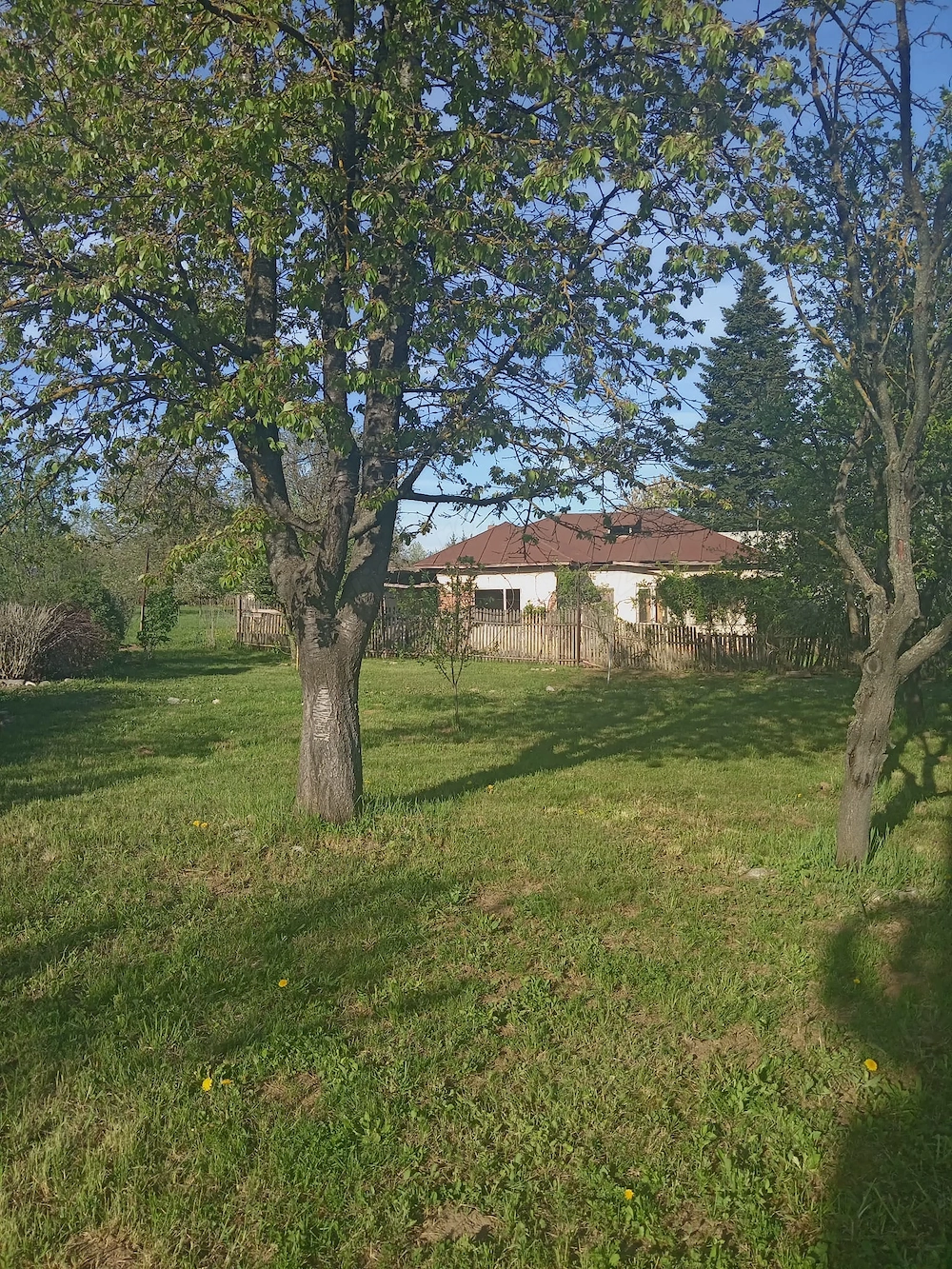 Vand teren parcelabil cu construcții si utilități 