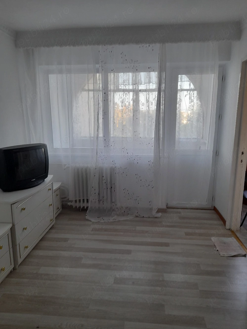 închiriez garsonieră 
