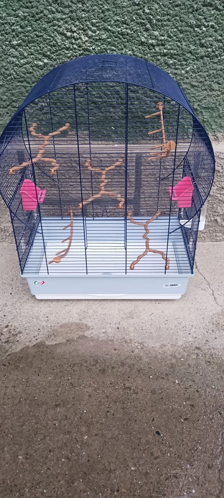Colivie echipată pentru păsări mari. 