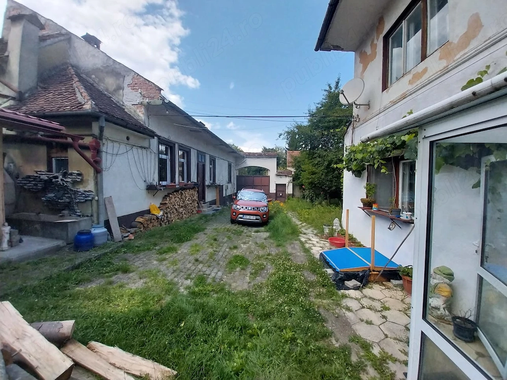Doua corpuri de casa si teren de 1280 mp in centrul Rasnovului