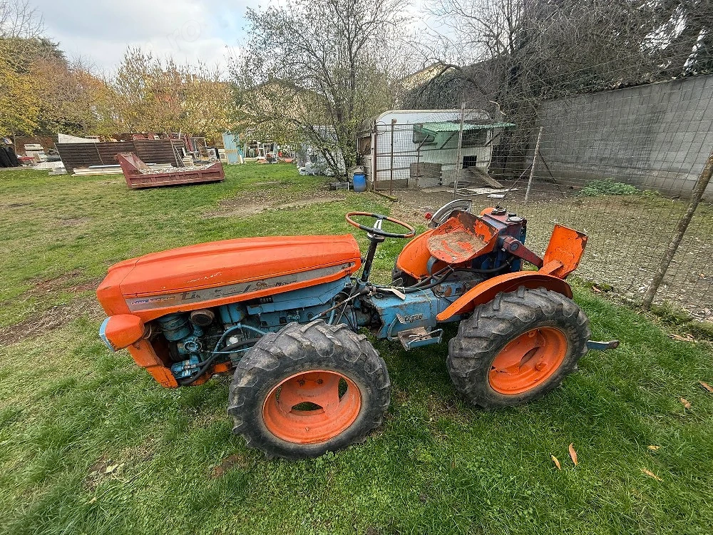 vând tractoras carraro.