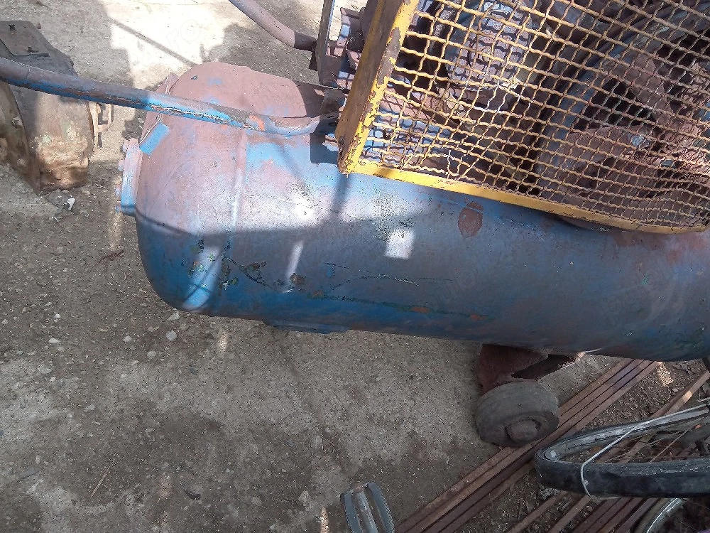 vând un atelier mare ,de toate.menghine chei mari mici.de forță,compresoare,butelii,de gpl si de com