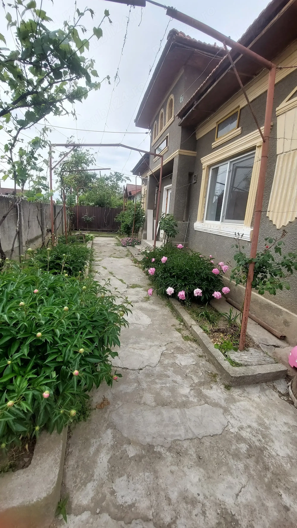 Casa solidă și  spațioasă cu teren generos 