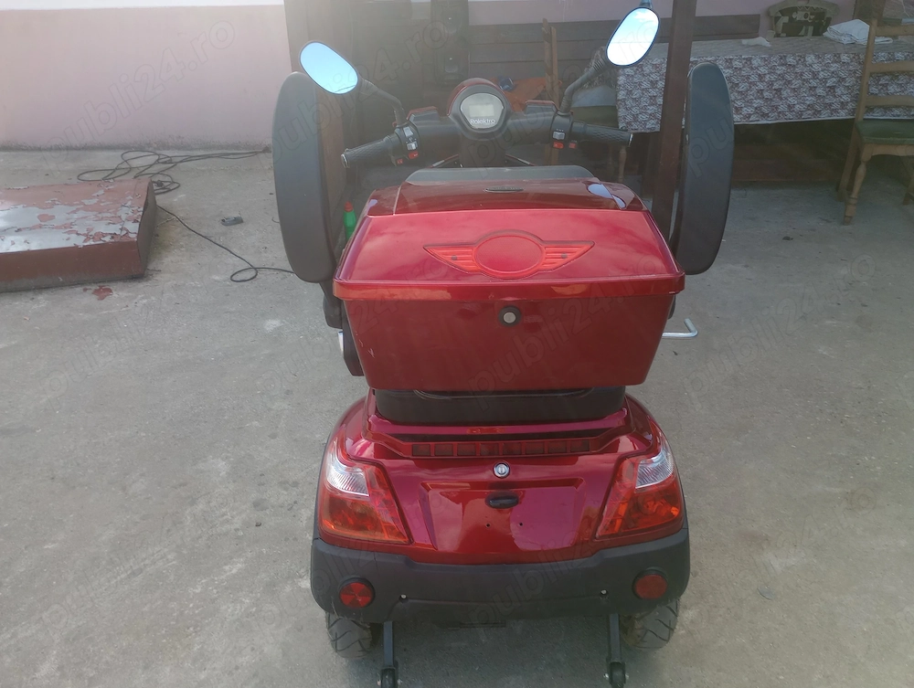 Triciclu patru roti aproape nou