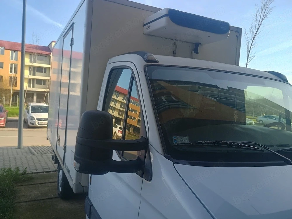 PEOPRIETAR VAND IVECO DAILY, EURO 5 DIESEL,3.5 tone, izoterma, cu termoking , lift hidraulic, cupaj 