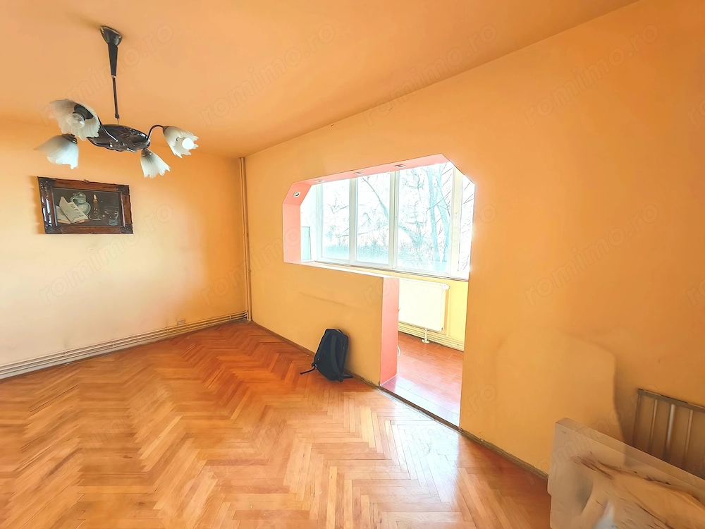 Vând apartament cu 4 camere , confort 1,etajul 3, Bulevardul Cetății 