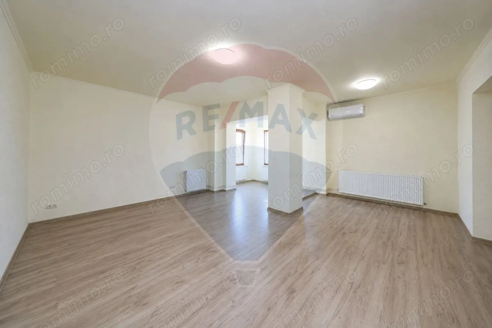Apartament cu 4 camere de vânzare în zona Centrul Civic
