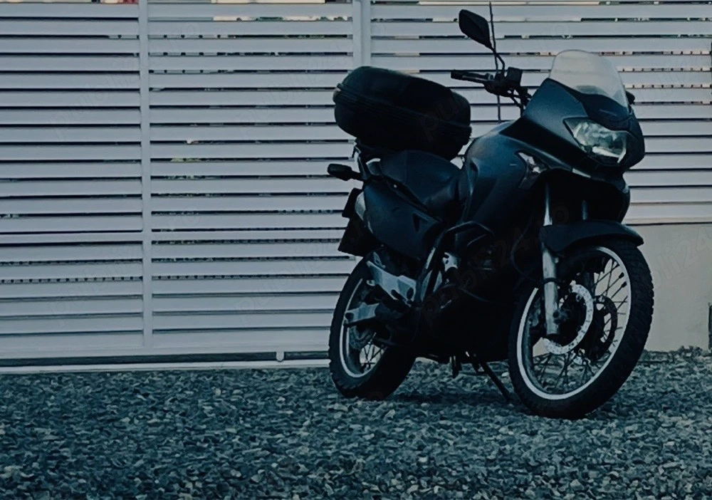 Honda Transalp 650 XLV   echipată (crashbar, topcase, cric central), fiabilă, pregătită de drum