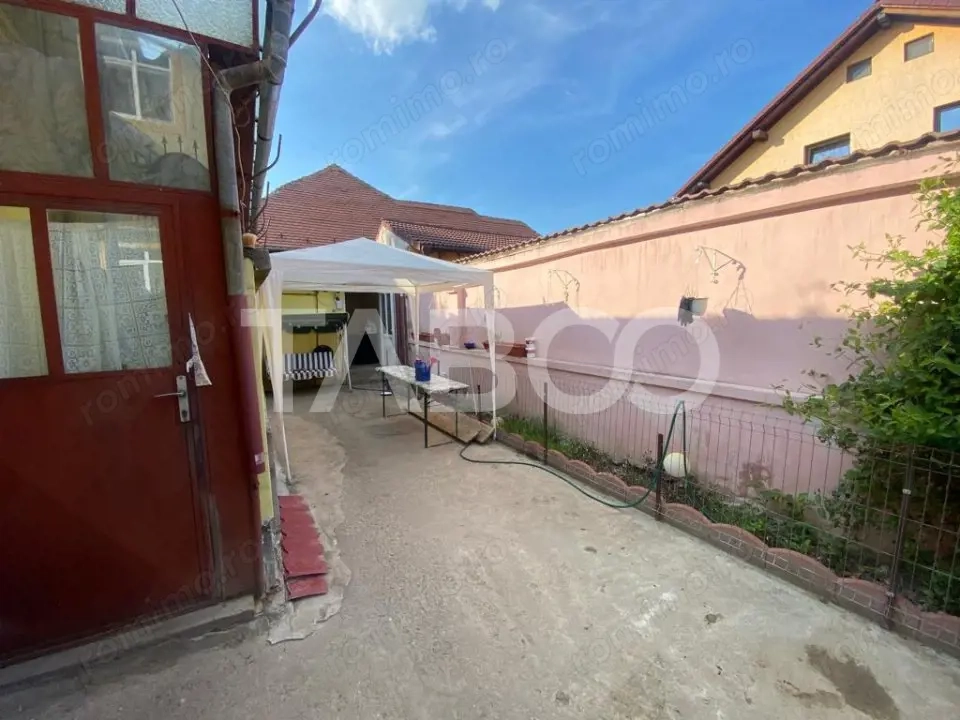 Schimba apartamentul cu aceasta casa cu 3 dormitoare si 60 mp curte