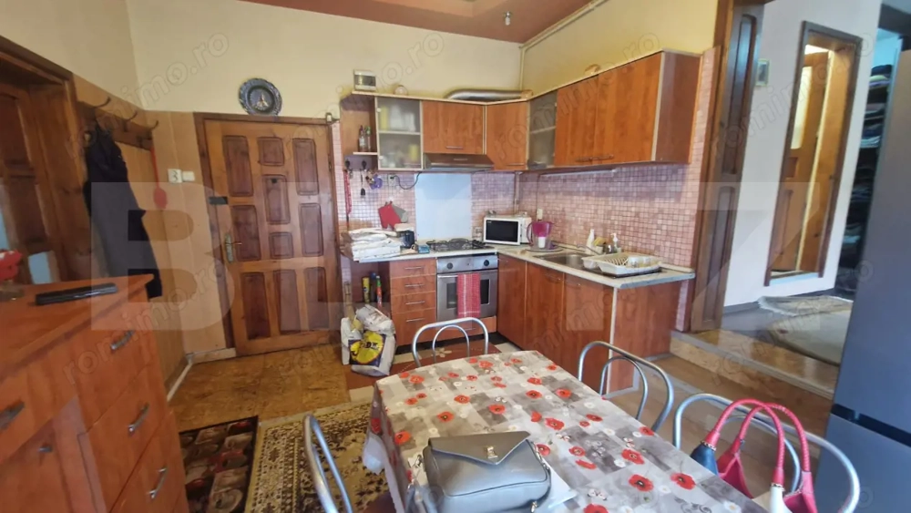 Apartament 2 camere decomandat cu 104 mp teren in acte etaj 2, Vila