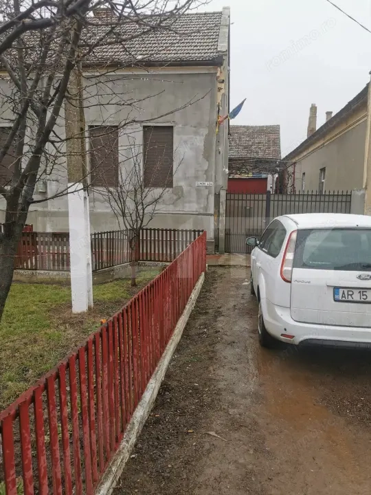 Casa de vanzare, 6 camere, 535 mp, zona Varias 
