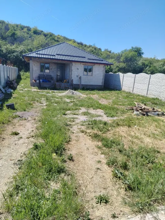 Casa parter la rosu, 355 mp teren, zona Podari