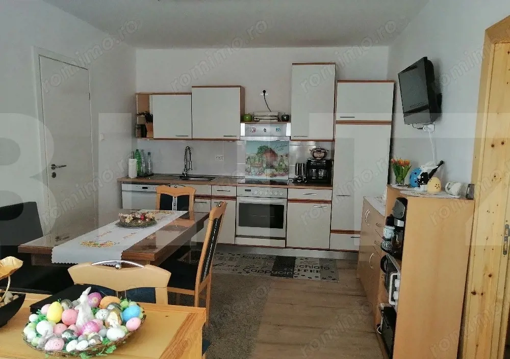 Vind casa cu doua apartamente cu intrare separata.