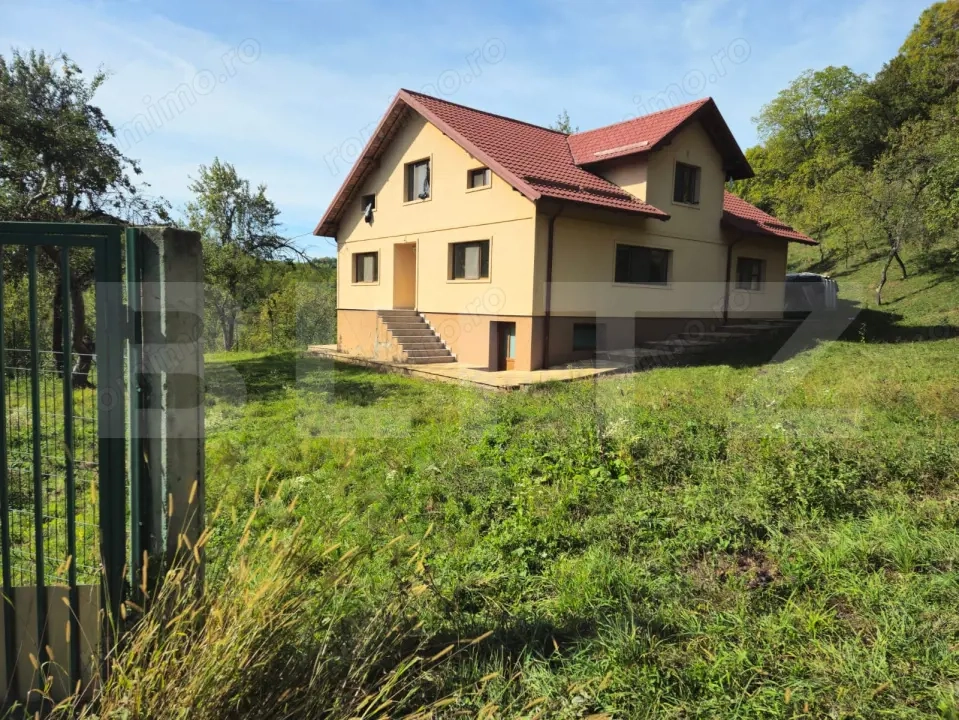 Oportunitate de Investiție în Runcu: Reședință cu Vedere Panoramică 