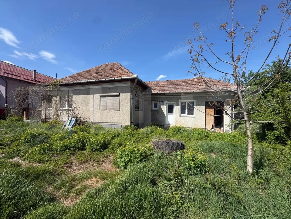 Casă demolabilă cu teren generos de 684 mp în Apahida