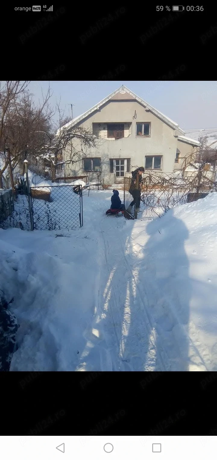 Vând casa ridicata plus teren 