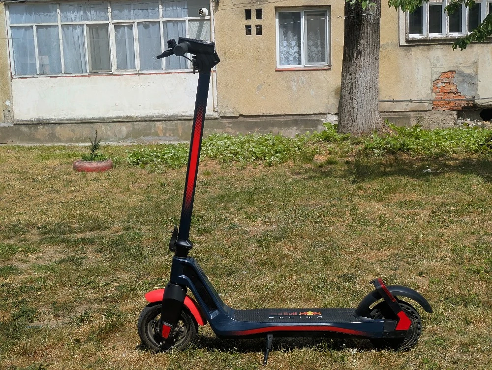 Trotinetă Electrică Red Bull Racing RS 900 - Motor 350W - Stare Foarte Bună