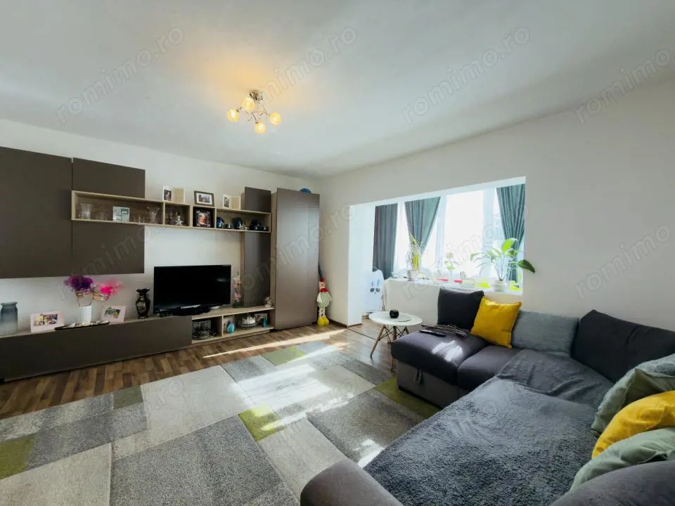 Apartament 3 camere, decomandat, etaj 1, zona Aradului 