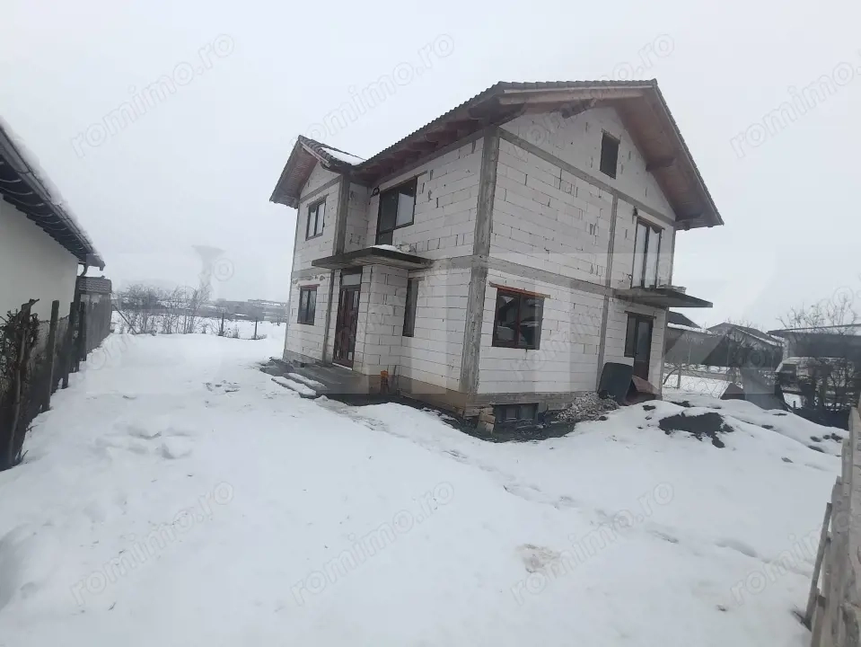 Casă 270 mp utili la roșu, 7 camere, teren 500 mp – zona Arex