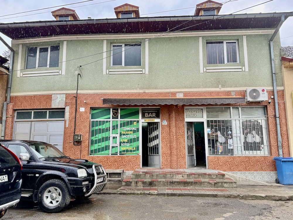 Imobil mixt: locuință + spații comerciale | Reșița | 556 mp
