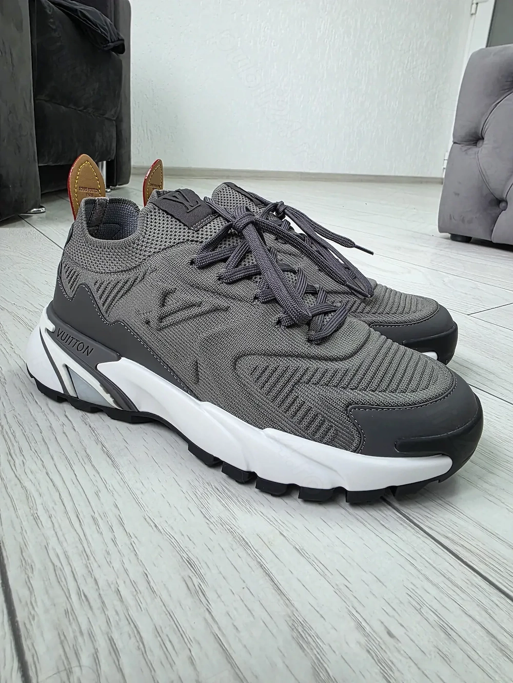 Vând Louis Vuitton Runner Tatic Grey