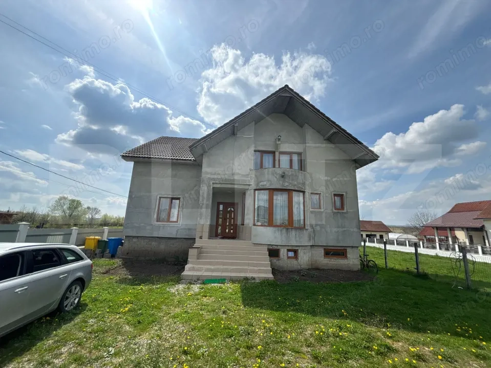 Casă de vânzare, 5 camere, 300 mp + curte de 1000 mp, Bistrita
