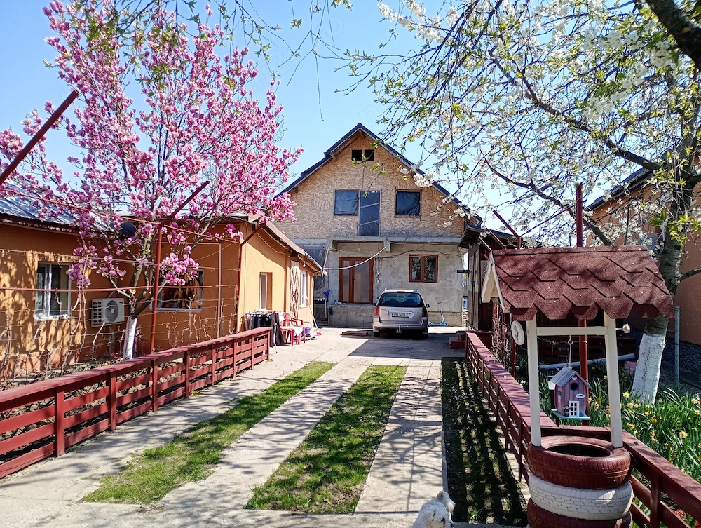 Vând 2 corpuri de casa în aceeași curte