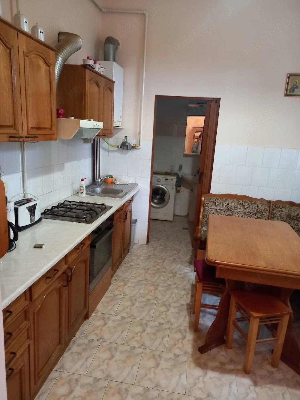 Proprietar vând apartament 3 camere decomandate zonă liniștită cu centrală pe gaz zona iozefin!