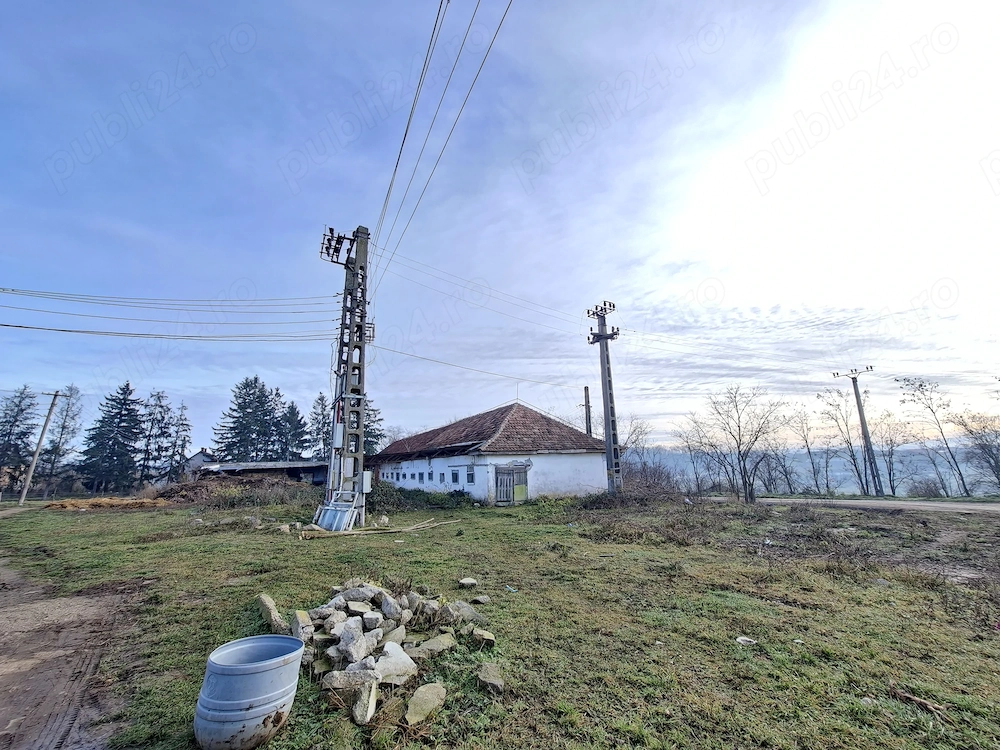 De vanzare 1 ha teren intravilan cu 2 grajduri acoperite cu tigla