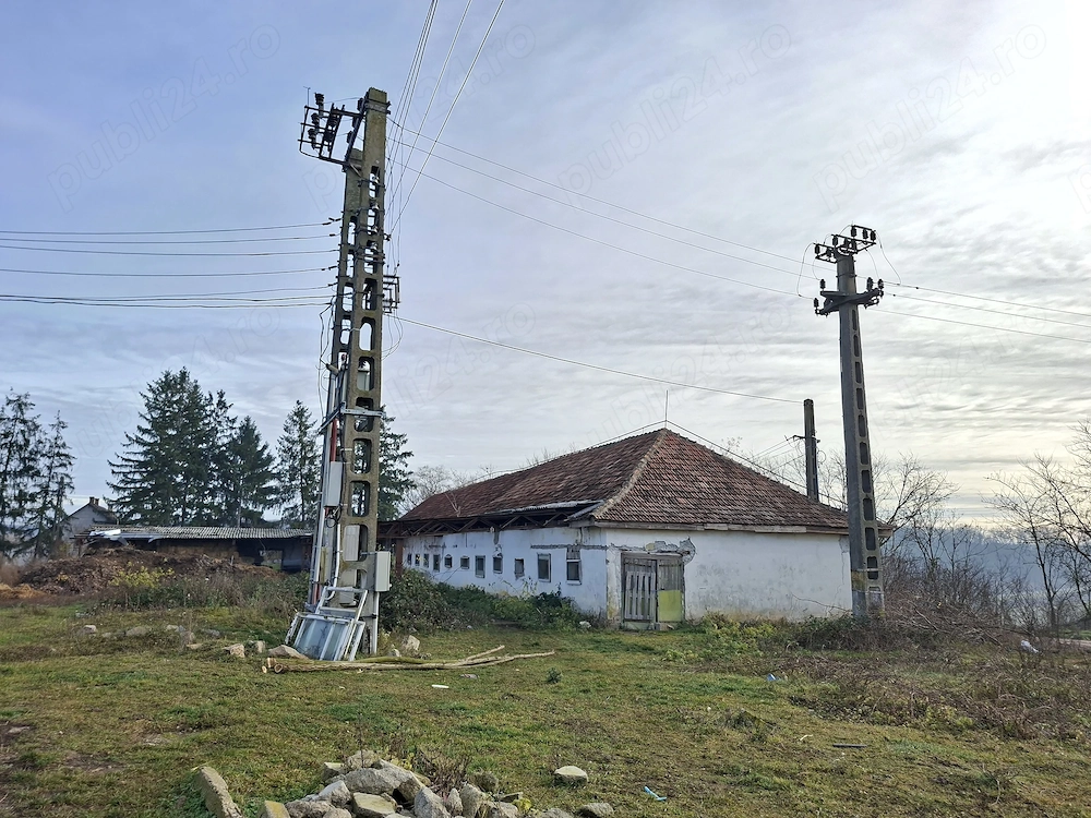 De vanzare 1 ha teren intravilan cu 2 grajduri acoperite cu tigla