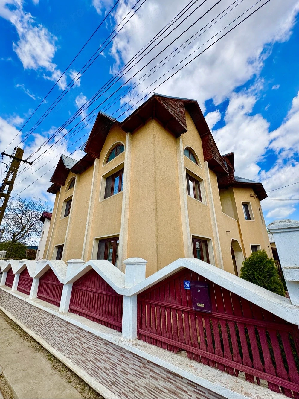 Casă de vânzare! 