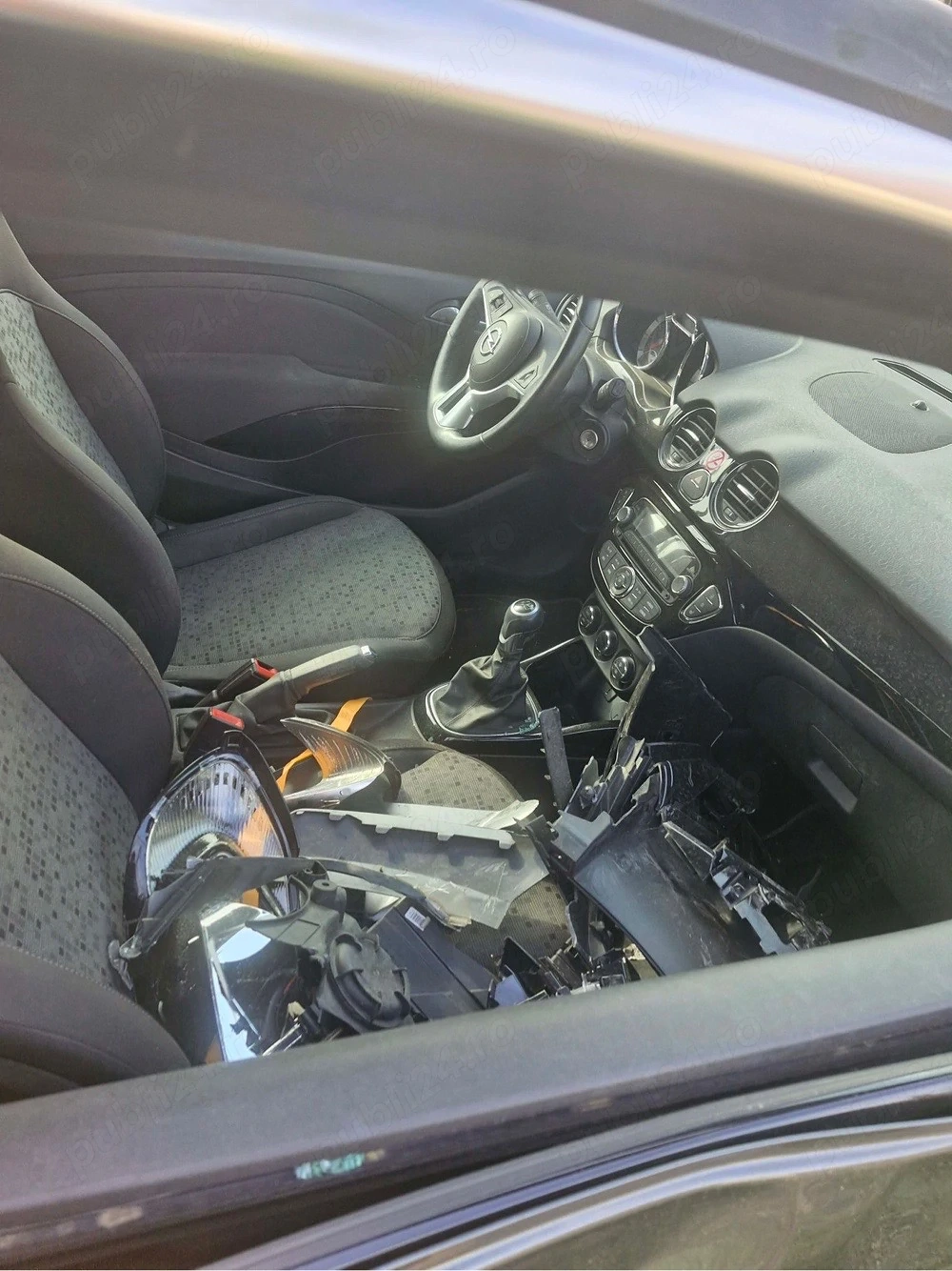 Dezmembrez opel adam 