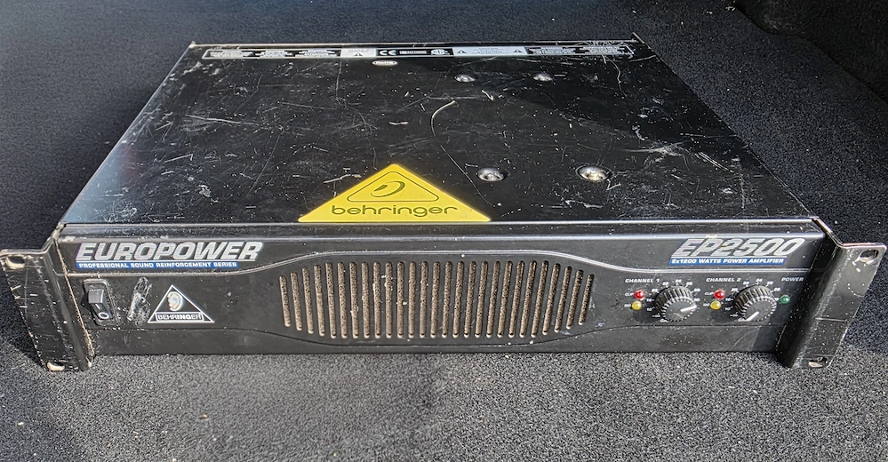 Vand Schimb Behringer EP2500 Amplificator de putere cu un canal defect