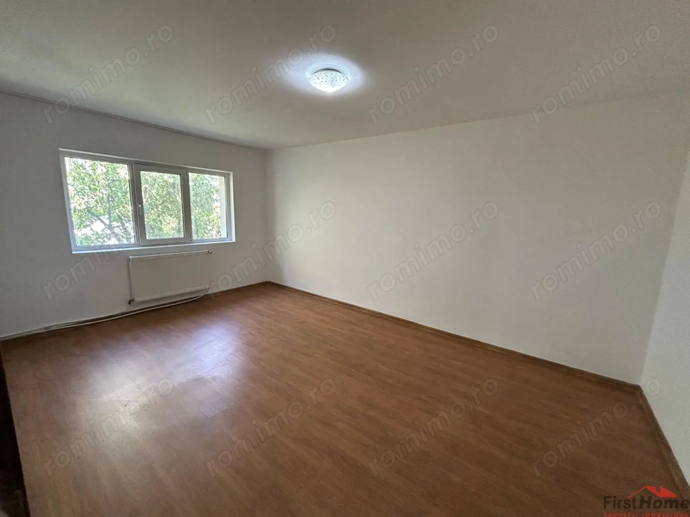 Apartament cu 3 camere de vanzare, zona Piata Moldovei
