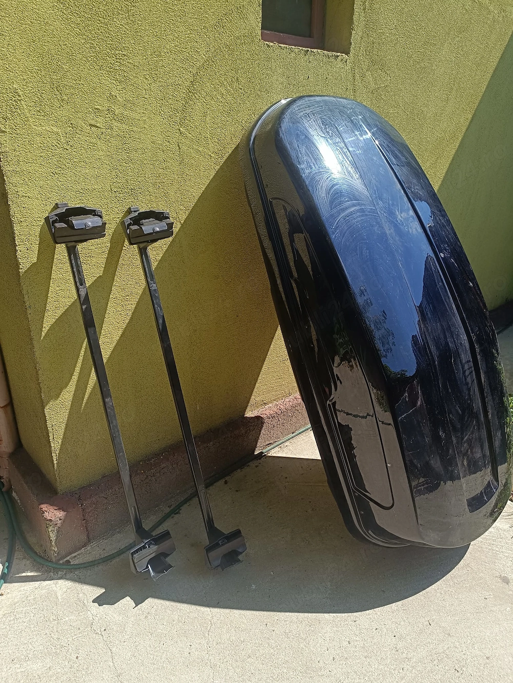 Cutie Portbagaj 470L Negru Lucios + Picioare Thule Evo Clamp 7105 – București