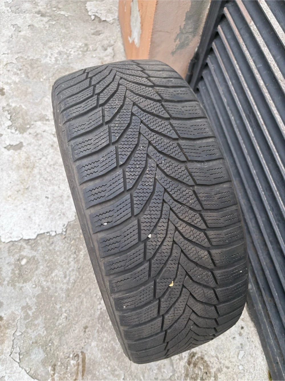 Vand 3 cauciucuri iarna 225/40R18 92V