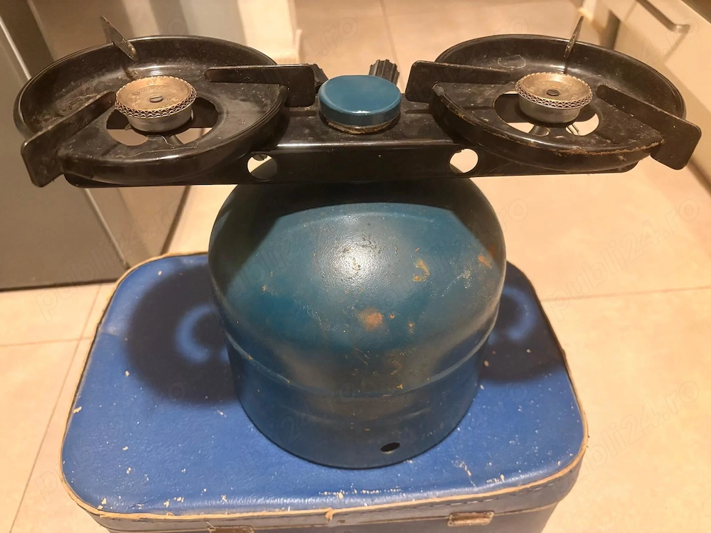 Arzător portabil pe gaz, de tip camping sau picnic, montat pe o butelie metalică (puțin folosit)