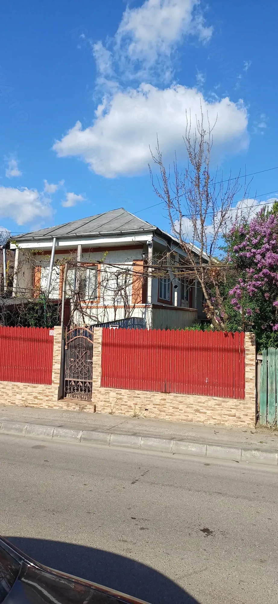 Casa parter-4 camere, grădină, garaj. Zona Libertății, Vaslui.