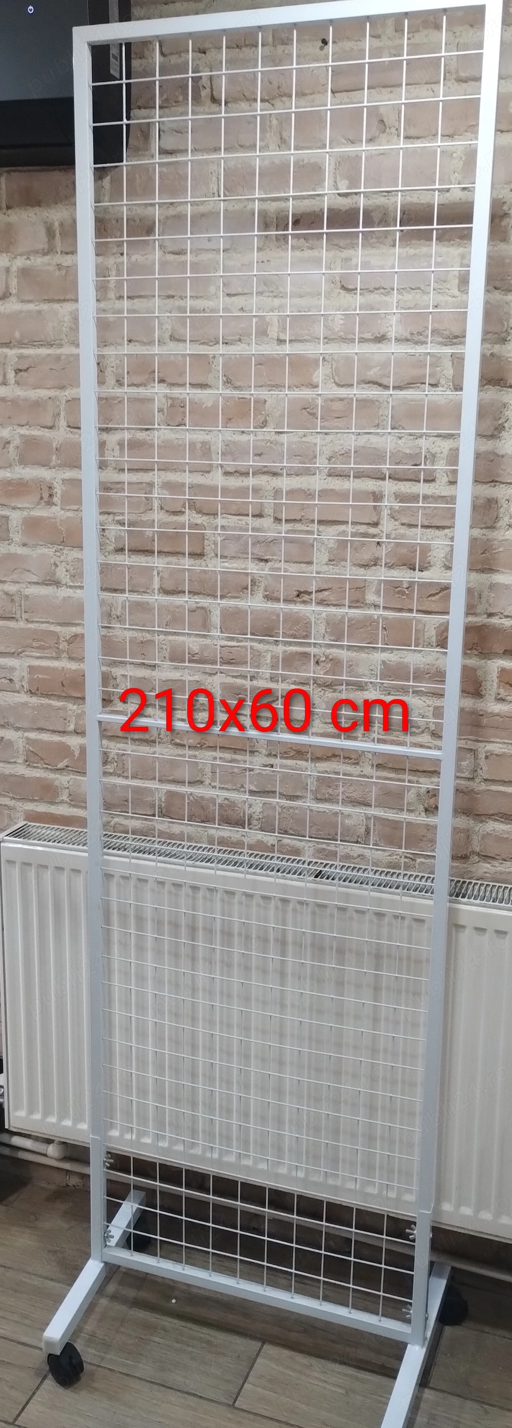 Vand doua stendere albe tip grilaj pentru expunere demontabile cu roti 210 h x 60 cm