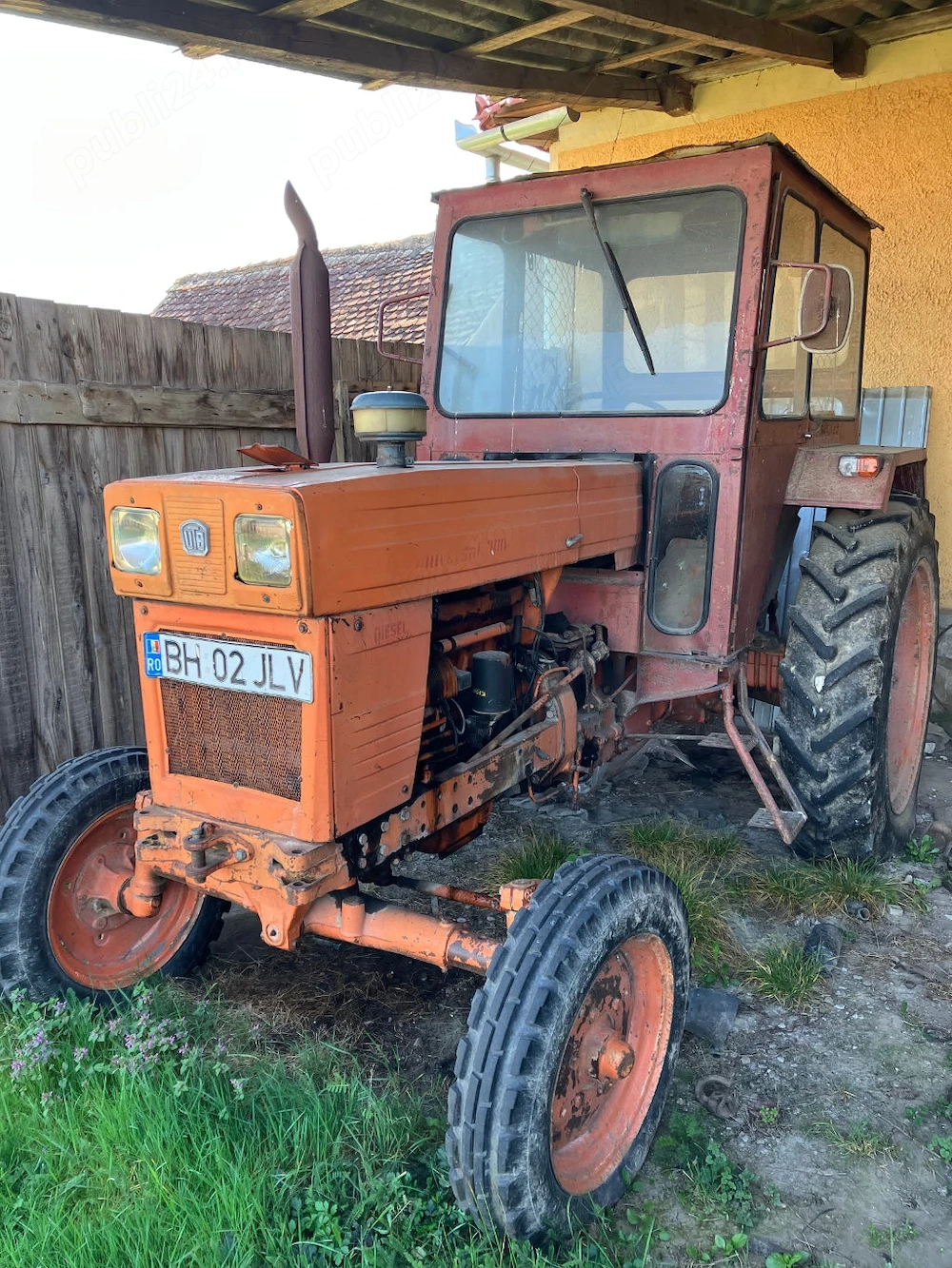 Vând tractor UTB U700 cu remorcă mare și accesorii