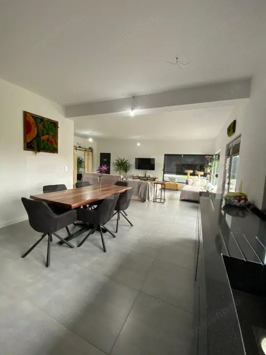 Casă modernă pe parter, 120 mp utili, teren 9 arii – complet mobilată